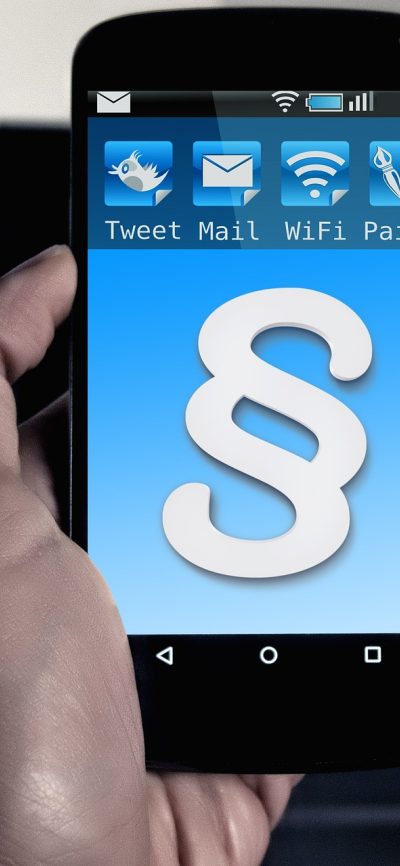 快手商家 App 的商品管理界面截图，列表展示在售商品的主图、标题、价格与库存，右上角有批量操作入口